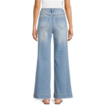 Frauen mit mittlerer Aufstieg mit Weitbeinjeans
